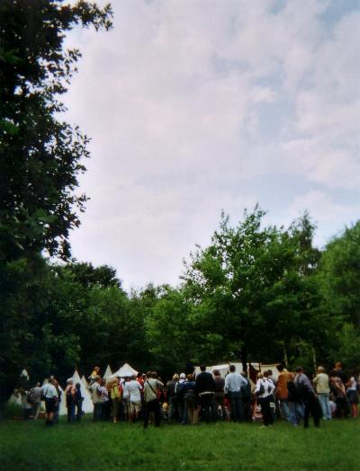 Besucher bei der Rüstschau