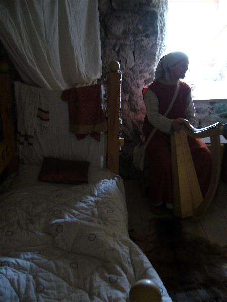Harfenistin neben dem Bett im Bergfried
