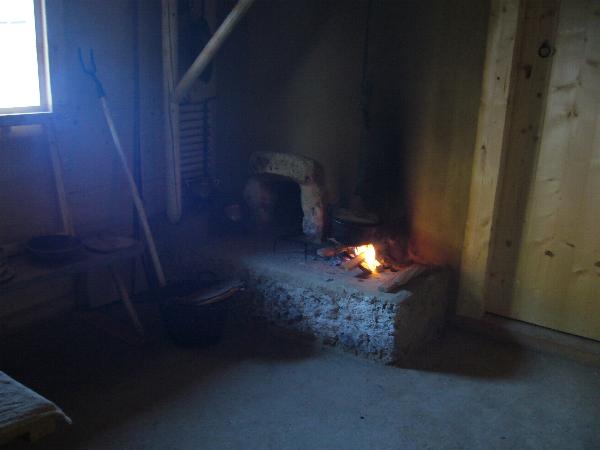 Historische Küche im Inneren des neuen Holzhauses