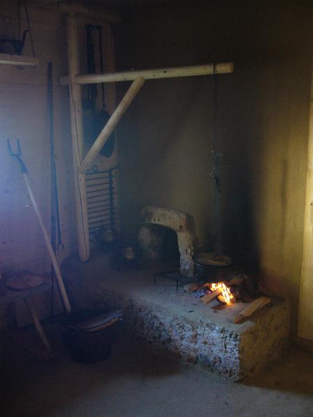 Historische Küche im Inneren des neuen Holzhauses