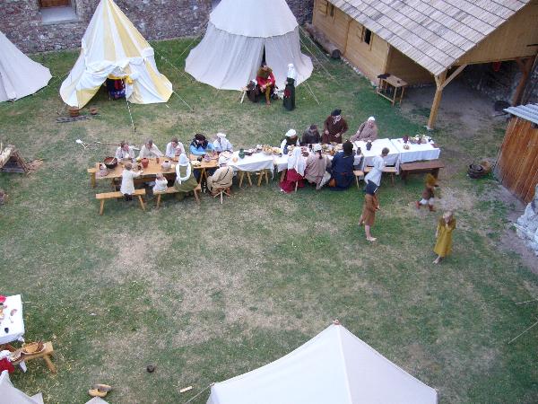 Lange Tafel der Teilnehmer im Burghof
