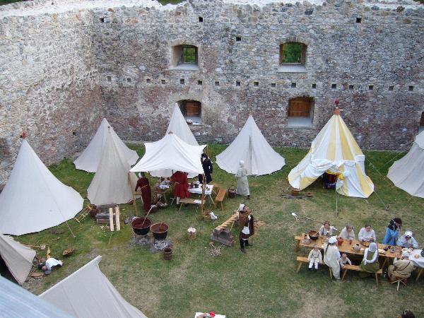 Abendessen im Burghof