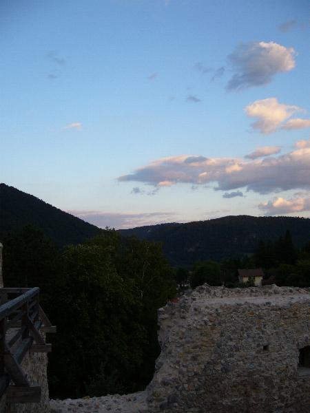 Abendwolken über dem Wehrgang