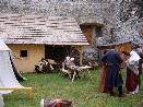 Teilnehmer vor dem Holzhaus