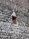Teilnehmerin schaut aus dem Fenster des Bergfrieds