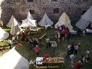 Burghof mit Zelten, Teilnehmern und Besuchern
