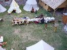 Lange Tafel der Teilnehmer im Burghof